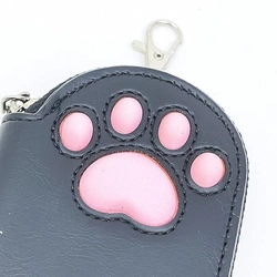 ぷにぷに癒しの肉球に癒されること間違いなし。肉球のカー用品で車内もいやし空間へと大変貌しそうです。