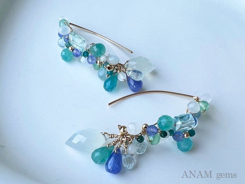 1粒1粒形も種類も違う天然石が、素敵なアクセサリーに。