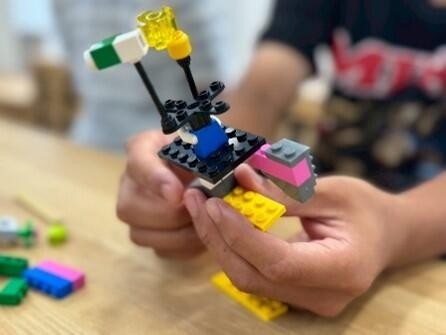 ブロックを組み立てて次世代のデスクライトの試作品を作成