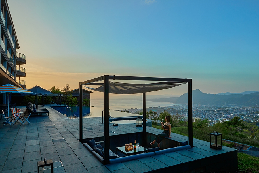 大人のナイトプールがはじまる夕暮れ(イメージ)