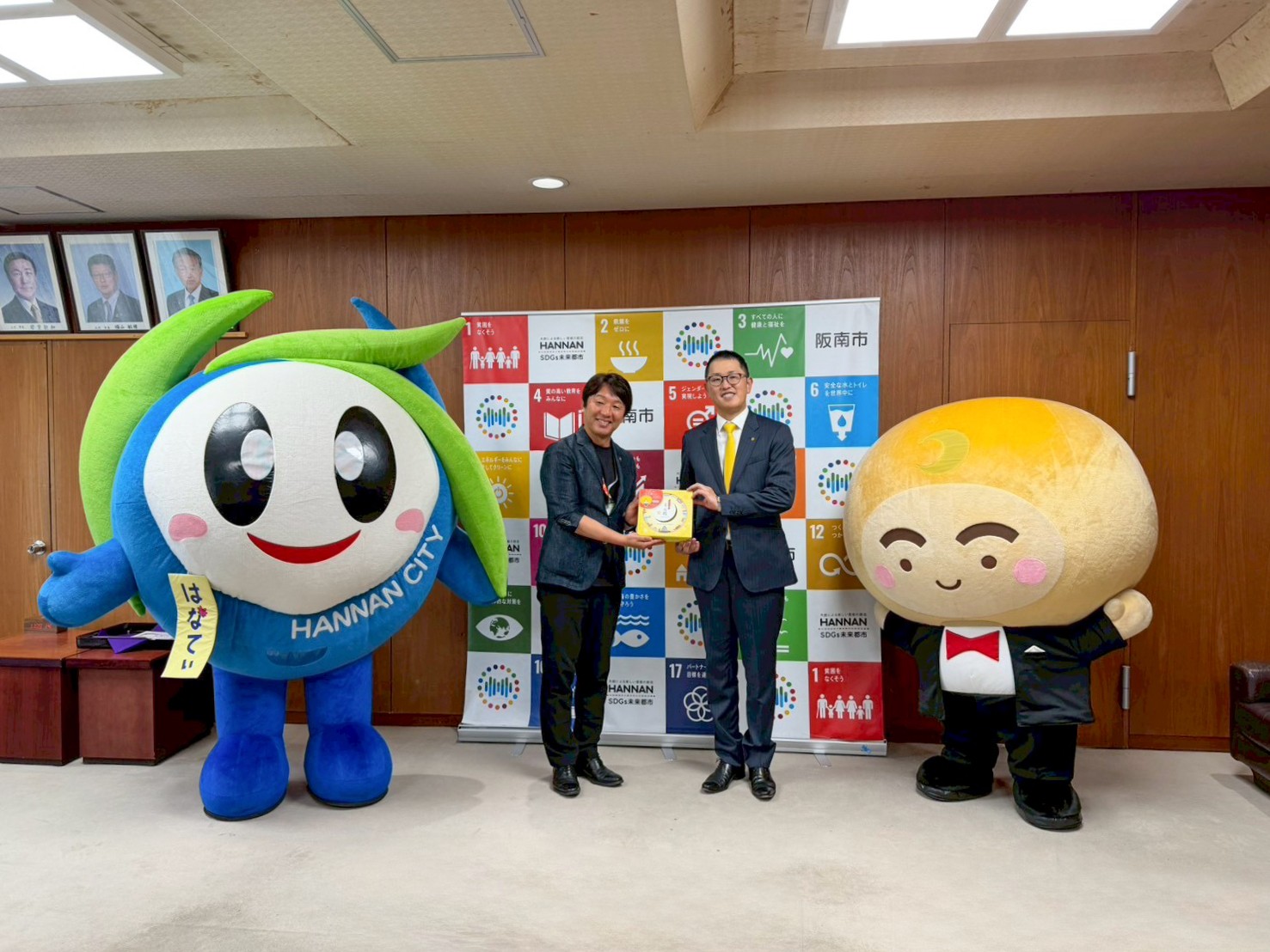 【青木松風庵】5月21日は「月化粧の日」にちなんで、学校給食に3,965個の「月化粧」を寄付