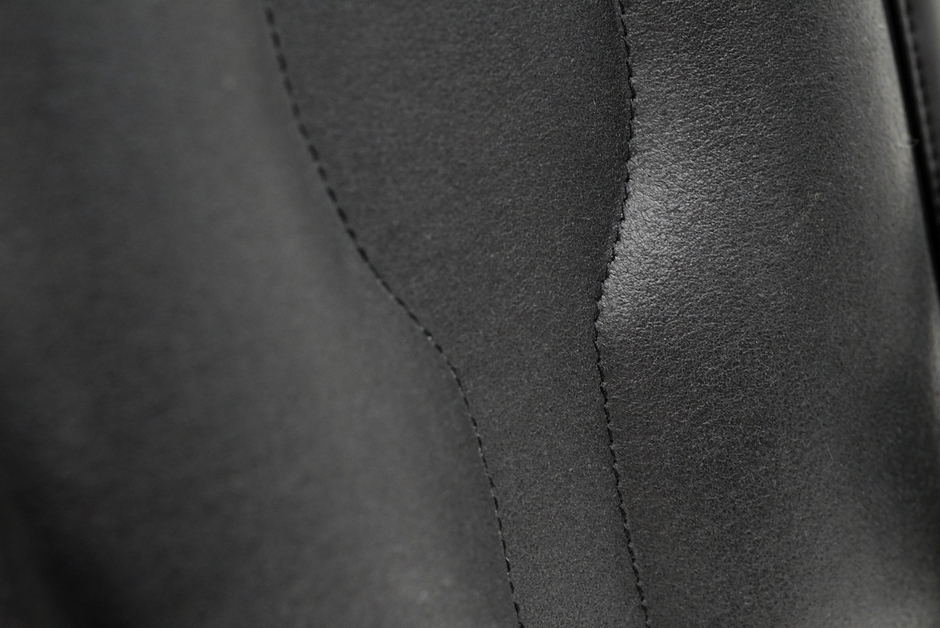 「Ultrasuede®nu」の背当て