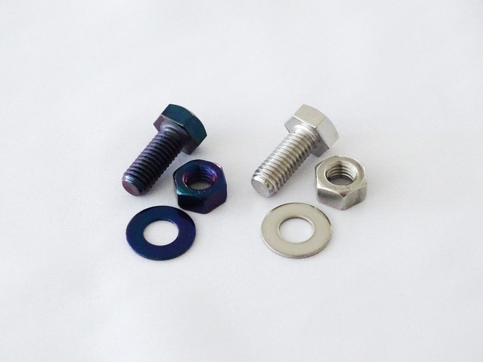 左:シーホース五彩シリーズ(ブルーアイズ) 右:ステンレス生地