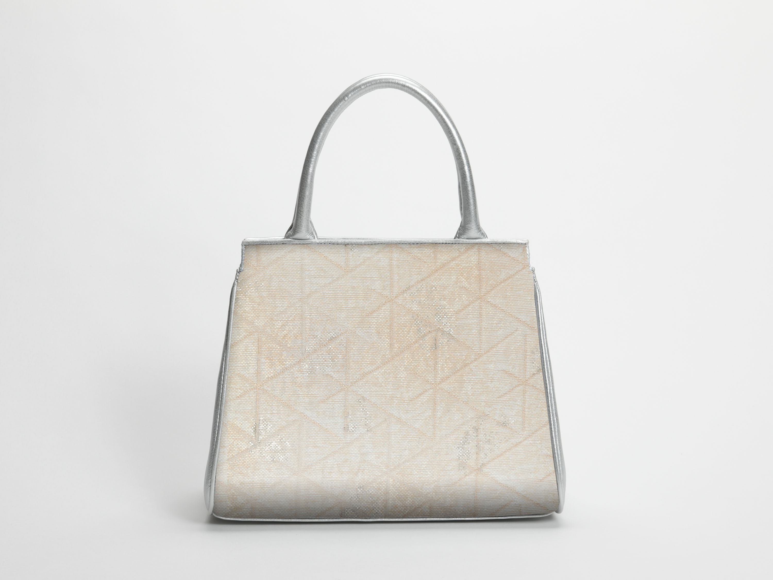 西陣織の高度な技法、「引箔」によるハンドバッグが誕生