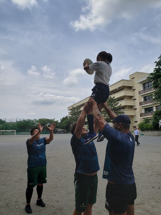 選手に持ち上げてもらおう「ラインアウト体験」