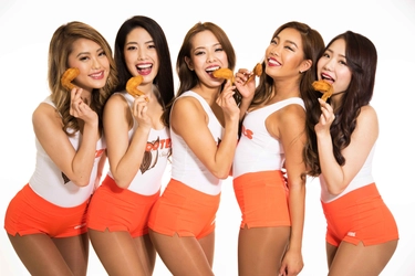 7月29日はHOOTERSで“チキン”を食べる日！ 『チキンウィング・ダブル増量キャンペーン』を実施