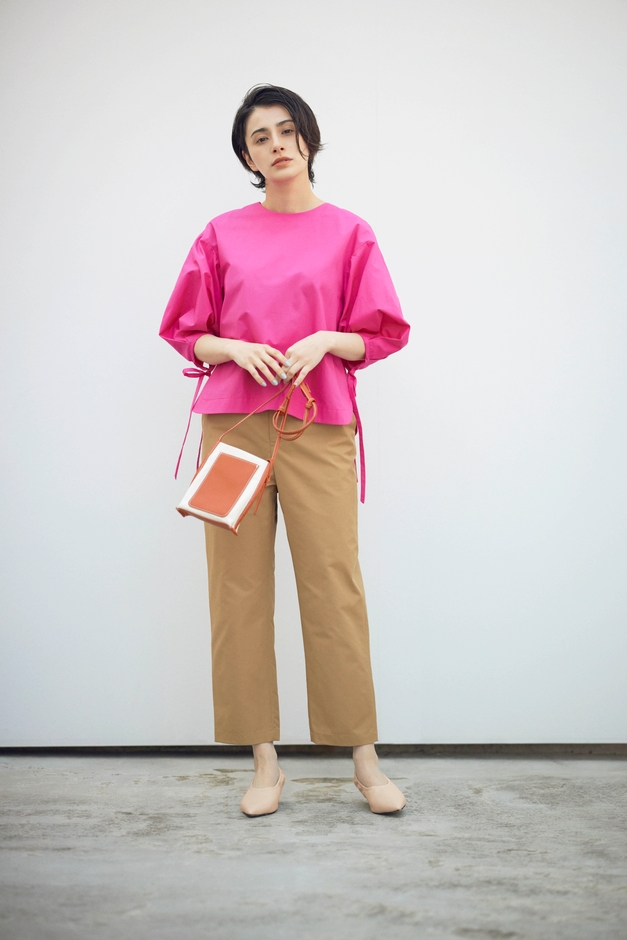 ブラウス ¥6,589 パンツ ¥8,789 バッグ ¥3,289 パンプス ¥8,789(税込)