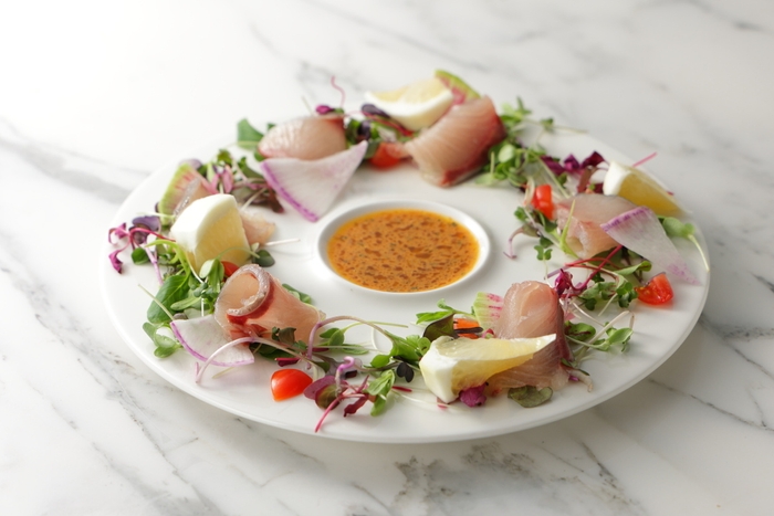 炭で直炙りした本日鮮魚カルパッチョ 濃厚スパイス雲丹ソース 2,860円(税込)