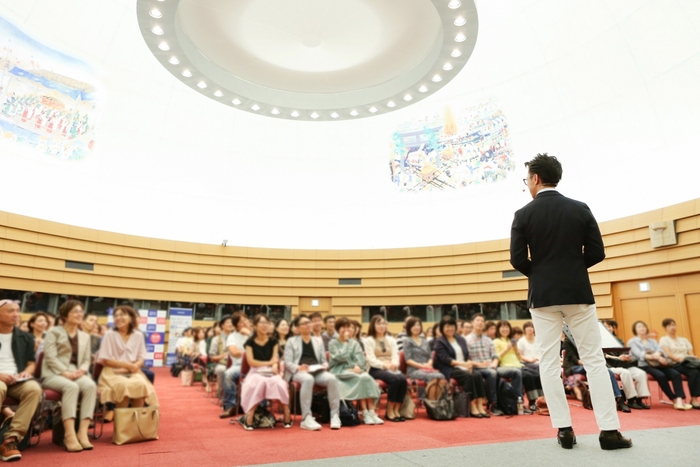 参加型の講演会を楽しむお客様方