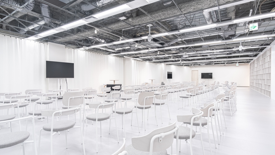 ホール:3台の固定カメラ設置