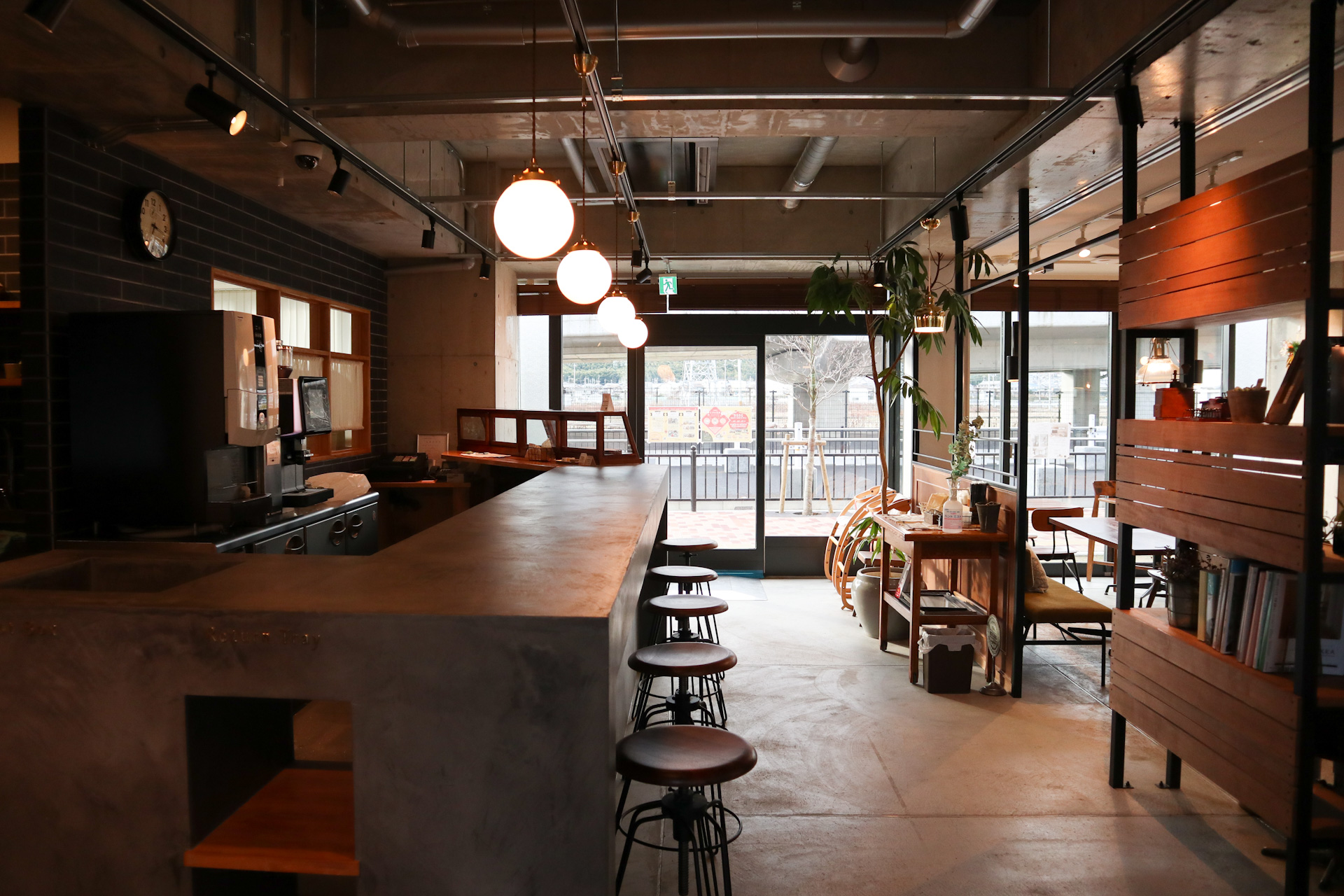＜阪神・淡路大震災から25年＞災害時に強い『電気を使わない自動ドア』を採用したカフェがオープン！