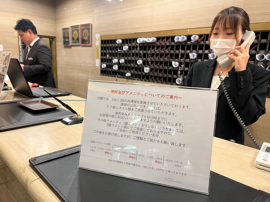 エコ清掃への協力を呼びかける案内を設置したホテルフロント