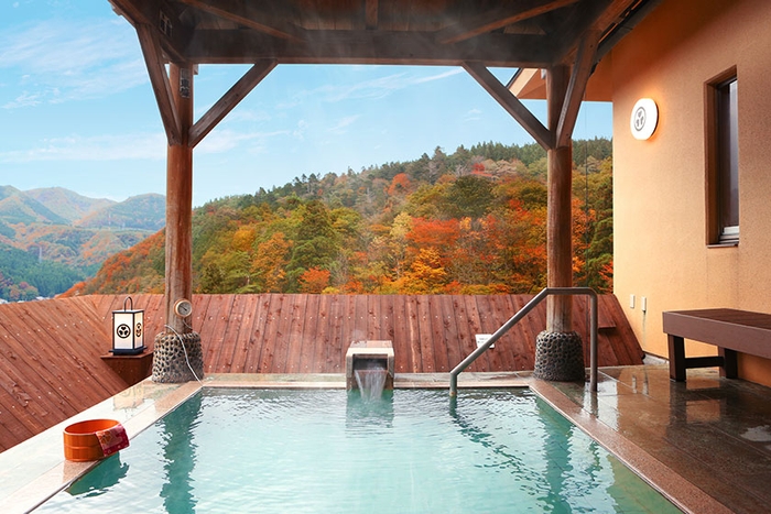 鳴子の自然を眺める温泉体験を。酷暑の今、秋の訪れが恋しい方も多いのでは?(ますや 露天風呂)