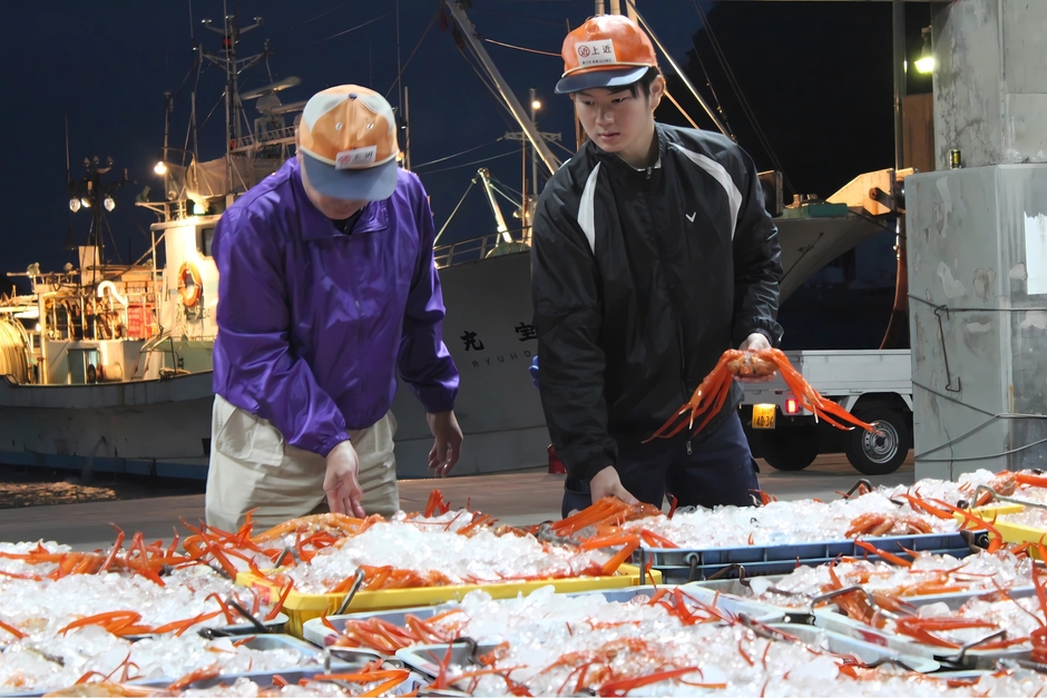 競りの様子。社内でカニの選別技術などを体系化した「カニマイスター制度」も検討している。