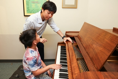 音楽指導をするヴィン・ファム氏(1)