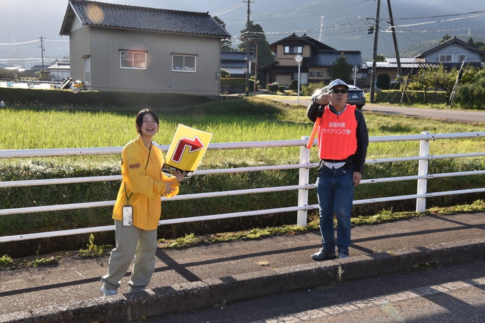 コース上の曲がり角などで参加者を誘導