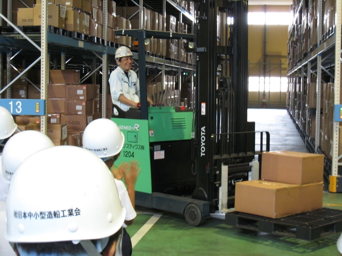 フォークリフトの動きに子どもたちから拍手喝采!