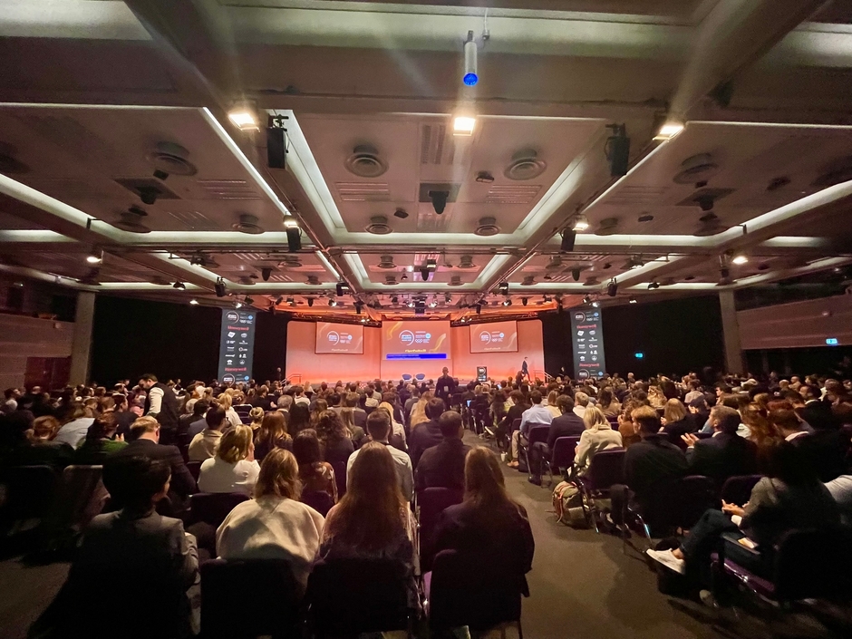 ロンドン中心部エリザベス2世センター内ホールにて