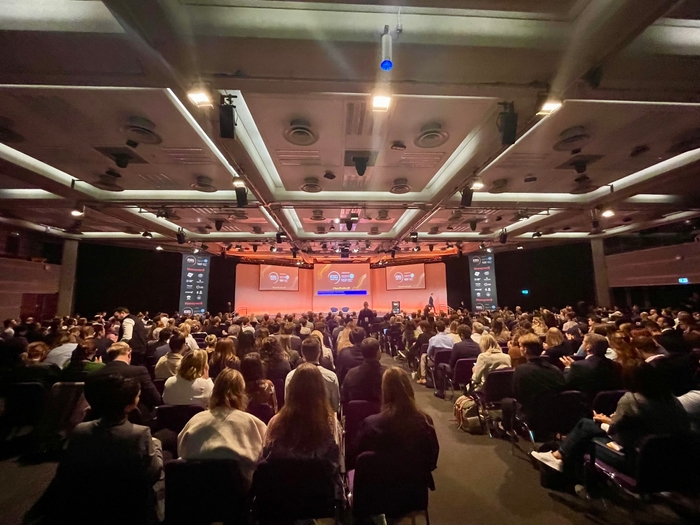 ロンドン中心部エリザベス2世センター内ホールにて