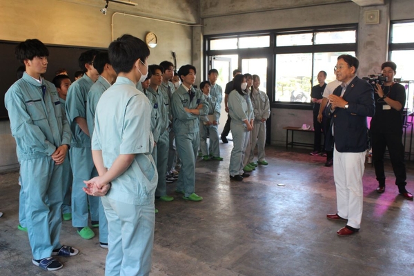 生徒たちにエールとアドバイスを送る山本准教授