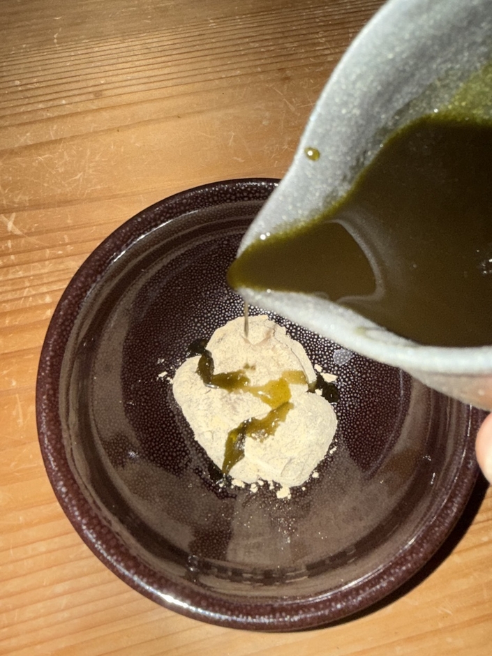 黒豆きな粉のわらび餅　抹茶黒蜜がけ