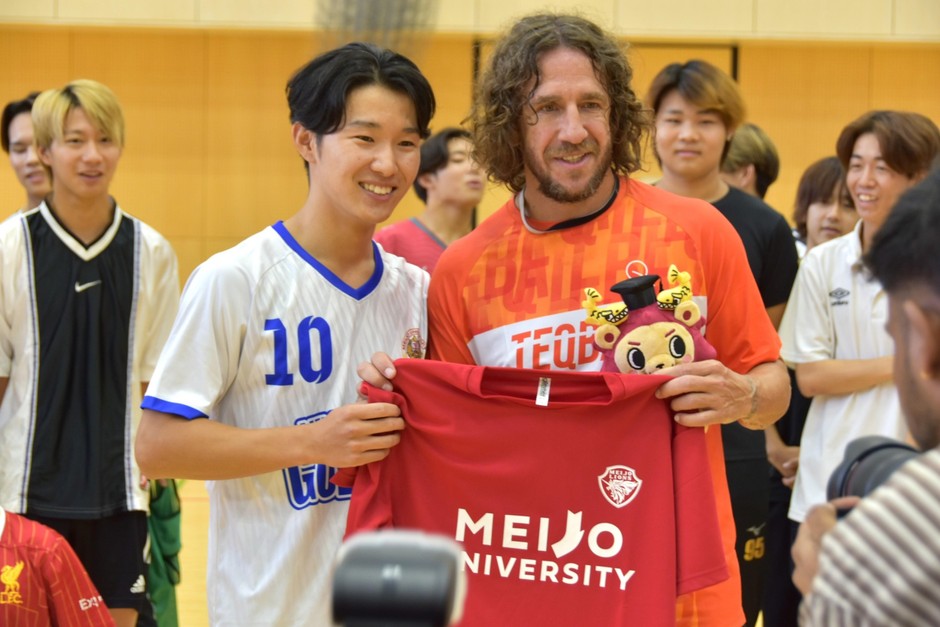 名城大学フットサルサークル「Golazo!」から公式マスコットの「名城しし丸」のぬいぐるみとTシャツをプレゼント
