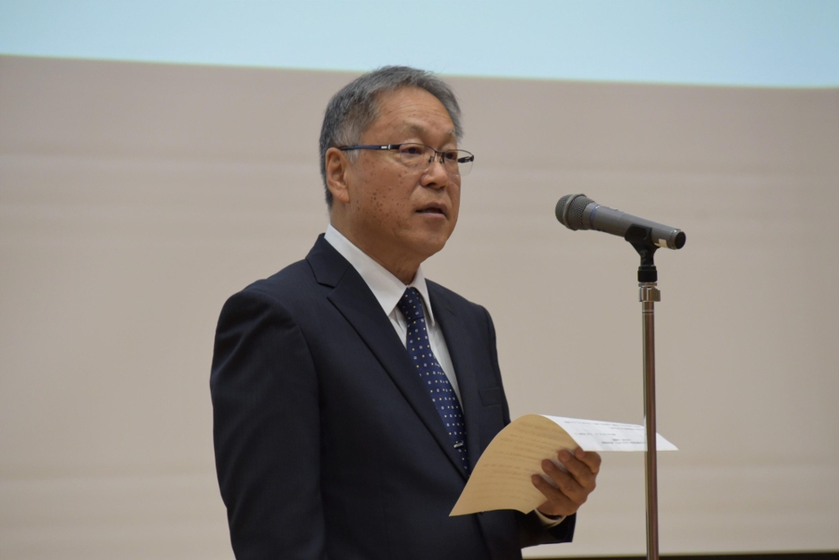 あいさつする野口学長