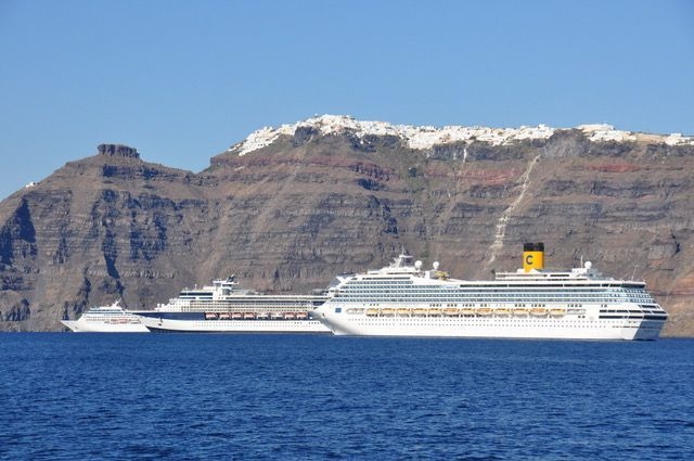 ギリシャ・サントリーニ島に停泊