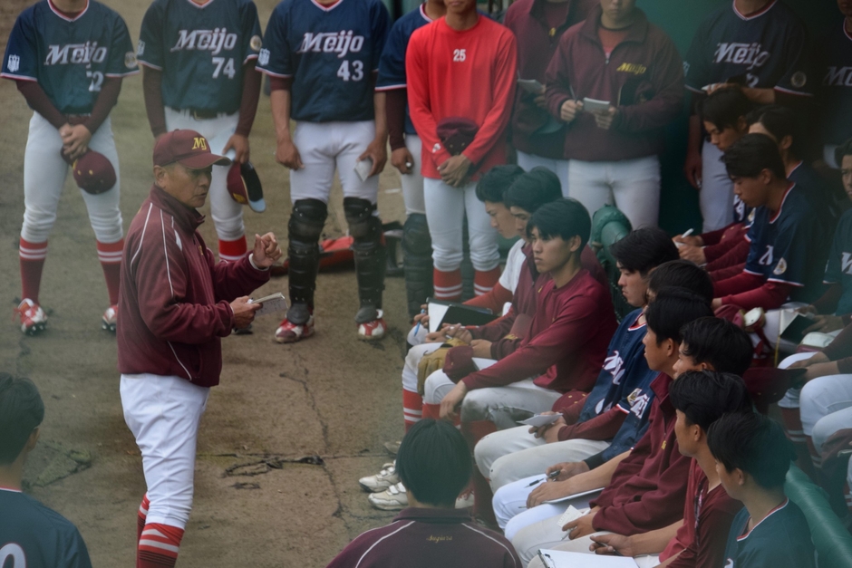 早稲田大学との練習試合を終え選手たちに語る安江監督(2025年3月27日、日進グラウンドで)