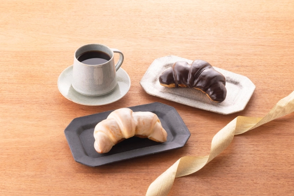 冬のご褒美にぴったり！チョコレートの濃厚な味わい 三日月型の贅沢スイーツパン2種が11/1から冬季限定発売！