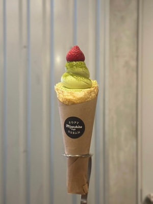 【抹茶スペシャル】八女抹茶ソフトにいちごをのせた、抹茶好きも満足のメニュー。