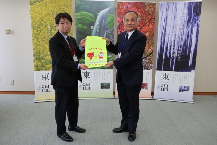 愛媛県東温市で開催された贈呈式の様子(写真撮影の時のみマスクを外しました) ※一部の自治体では、ご厚意により、ランドセルカバーの贈呈式を行っていただいています。