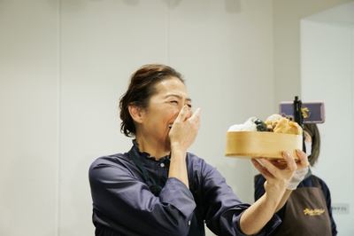 「ふたが閉まるのか?」弁当を盛り付けた亜希さん