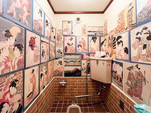 日本式の和便器空間を浮世絵のイラストで埋め尽くした空間。