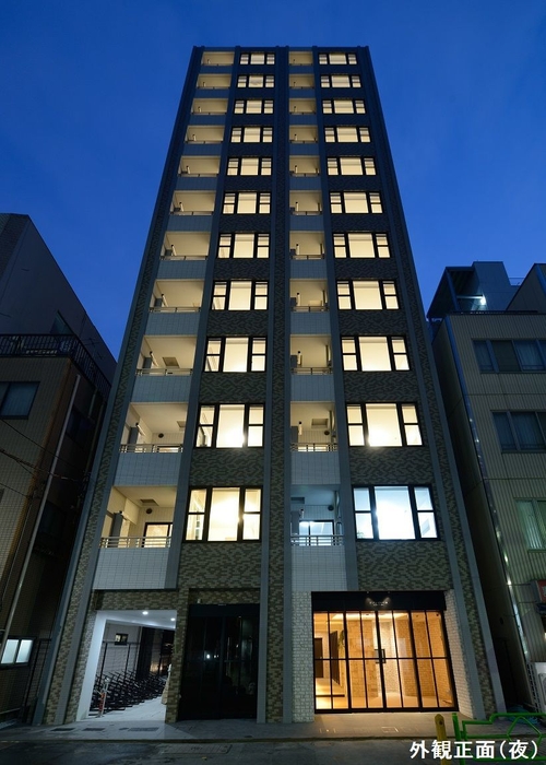 外観正面(夜)