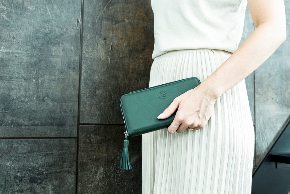 シックな深碧の鹿革