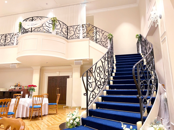 らせん階段からの入場なども