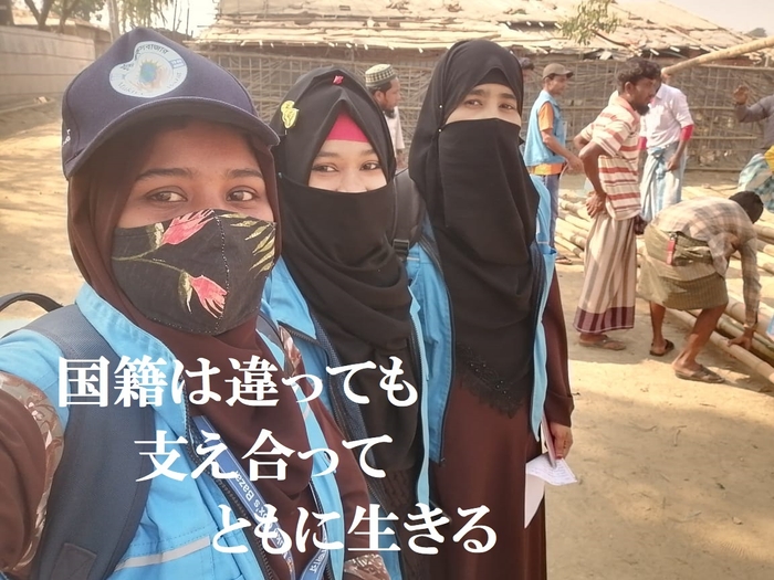 バングラデシュ人のスタッフ(手前)難民のスタッフ(右)は仕事仲間!