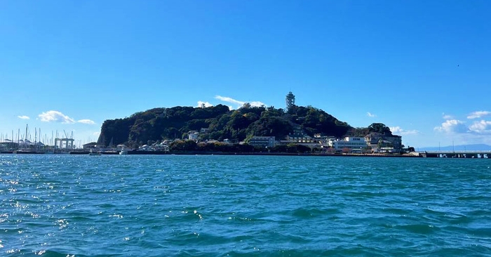 海上から眺める江ノ島