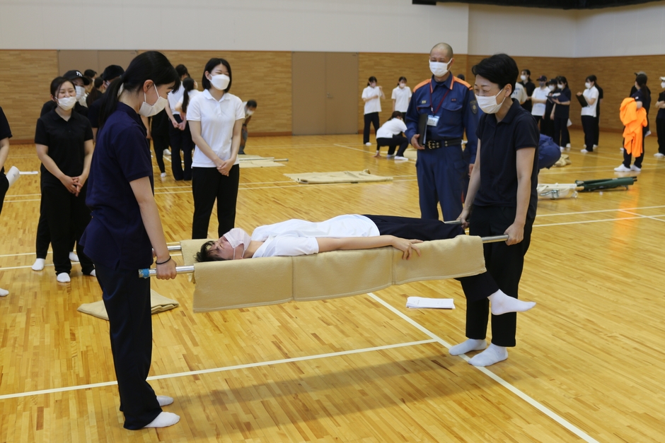 担架搬送の様子 2