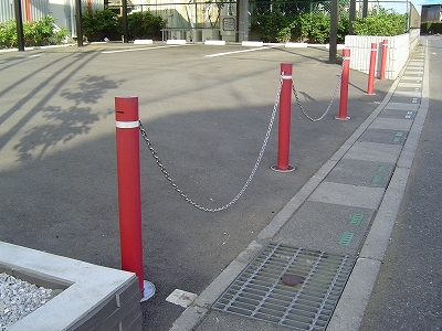樹脂製車止め「ラク・ポール」