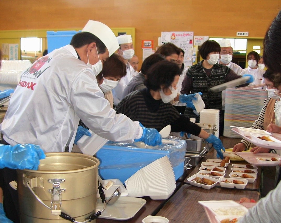 シダックス・そうま方式による避難所での食事提供の様子