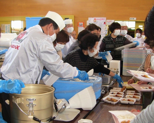 シダックス・そうま方式による避難所での食事提供の様子