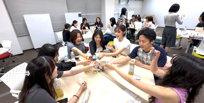 近畿大学経営学部生が駄菓子売場をプロデュース 学内コンビニで、商品発注から販売促進までを実践
