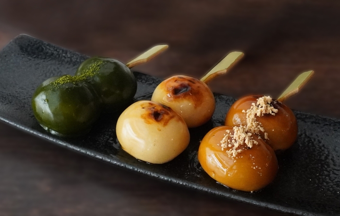 <まるふじだんご3本>参考例 (左から)抹茶、みたらし、黒みつきなこ