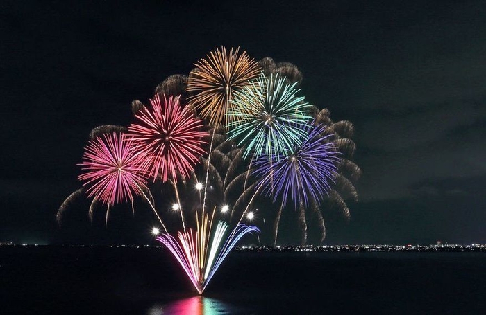 打ち上げ花火(協力:株式会國友銃砲火薬店)