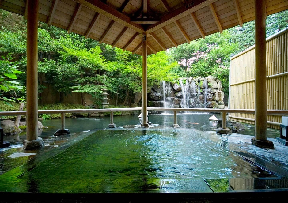 鯉が泳ぐ池を望める露天風呂