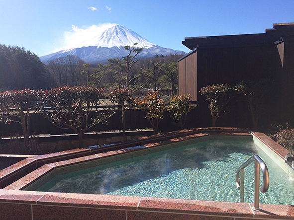 富士山の眺望がよい「パノラマ風呂」にゆずが浮かぶ