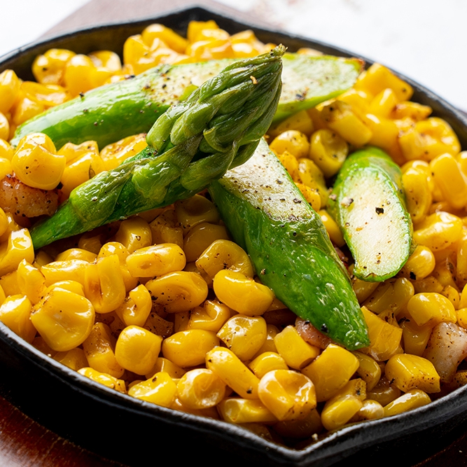 北海道産アスパラの鉄板コーンバター みんな大好きコーンバター!北海道産コーンとバター、“極太”アスパラガスの期間限定特別メニューで登場!