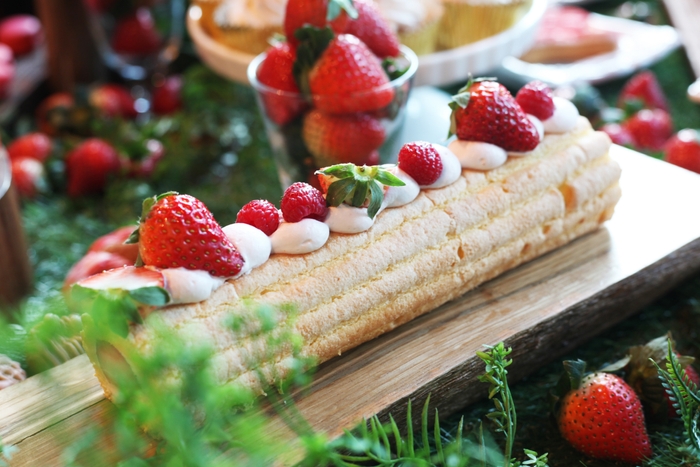 おすすめメニュー(9):いちごのロールケーキ/ふわふわの生地に苺クリームを巻き込んだ贅沢な一品。優しい食感は、心も満たす甘いご褒美。